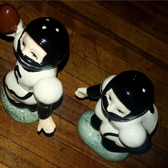VTG B&W FOOTBALL PLAYERS SALT & PEPPER SHAKERS - Picture 6 of 7